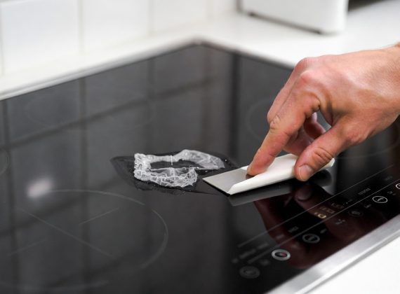 Comment enlever du plastique fondu sur une plaque de cuisson ?