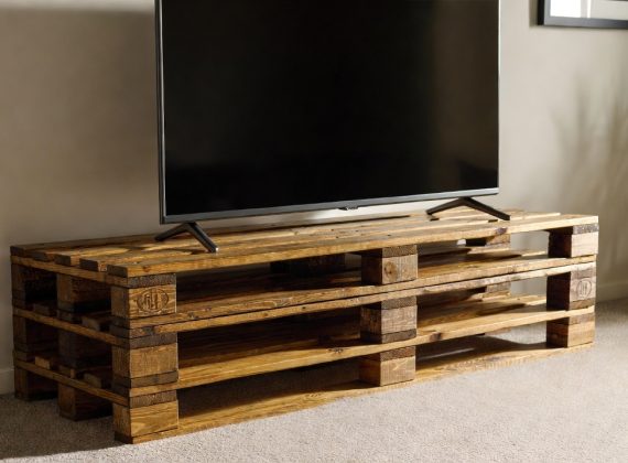 Fabriquer un support TV avec une palette : créer un meuble solide, économique et personnalisé