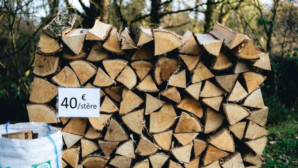 Tas de bois de chauffage à 40 € le stère, empilé prêt à l’usage et disponible à la vente en 2026.